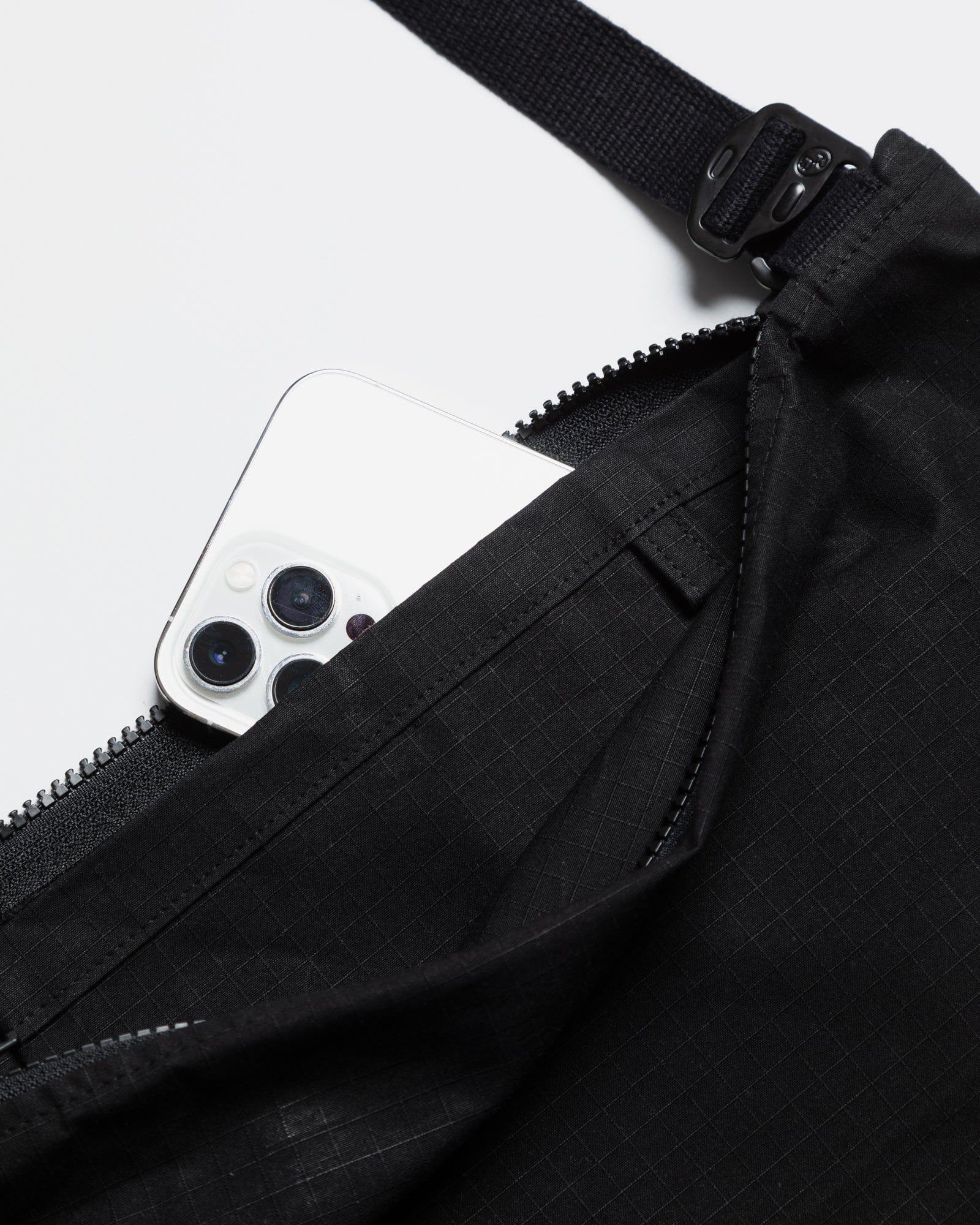 Water Resistant Messenger Bag - Black – WAWWA Ф