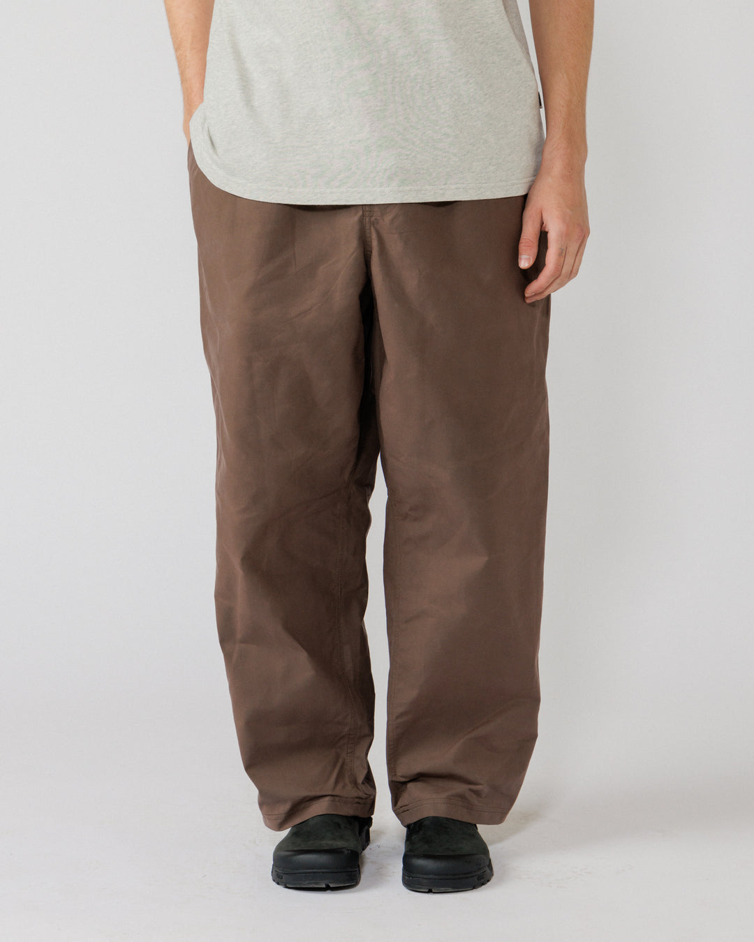 Water Resistant Zama Pants - Bracken — close front fit and fabric